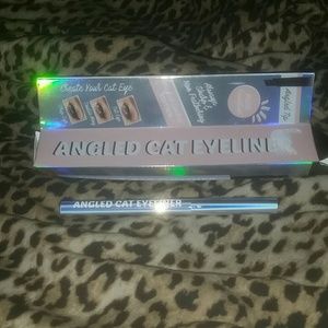 Angled cat eyeliner